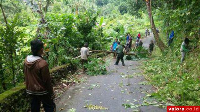 Prajurit Koramil 06 Bayang Goro Bersihkan Jalan