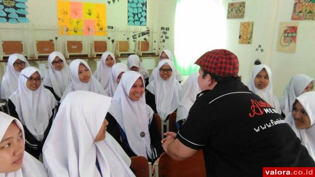 Siswa SMAN 2 Sumbar Ikuti Kelas Menulis Kreatif dan Membaca