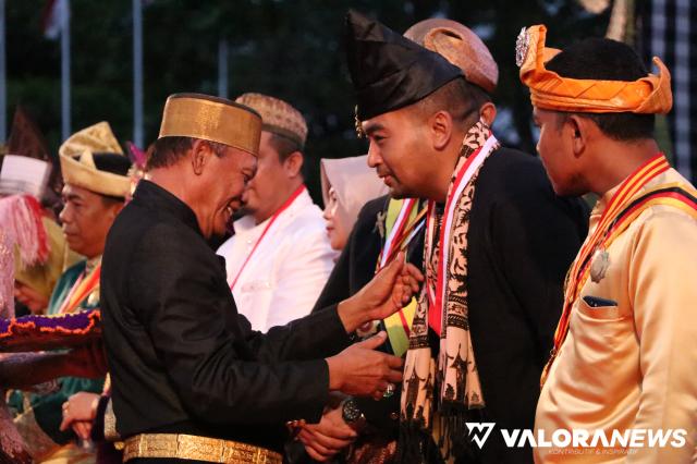 Raja-raja Nusantara Anugerahi Audy Joinaldy Penghargaan Adat