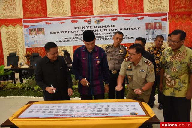 BPN Padang Serahkan 1000 Sertifikat Tanah Program PTSL