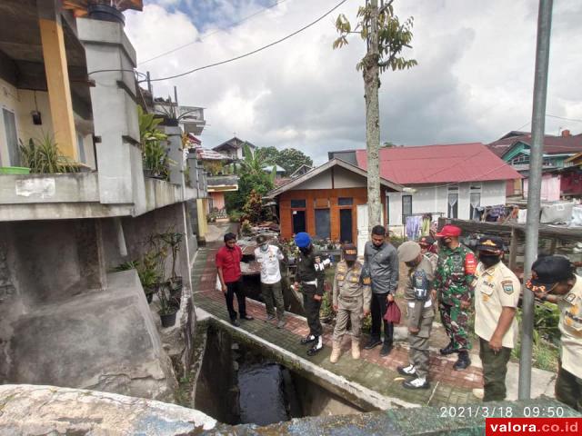 Satpol PP Padangpanjang Temukan Sampah Dibuang di Perairan Terbuka