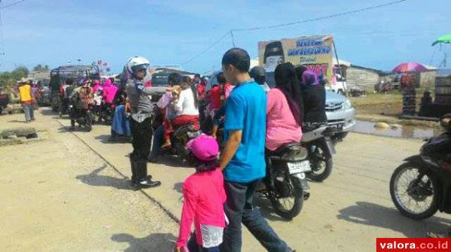 Kendaraan Luar Sumbar Sesaki Areal Parkir Pantai Carocok