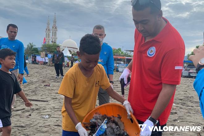 Bulan Cinta Laut, 380 Relawan Kantongi 2,1 Ton Sampah dari Pantai Padang