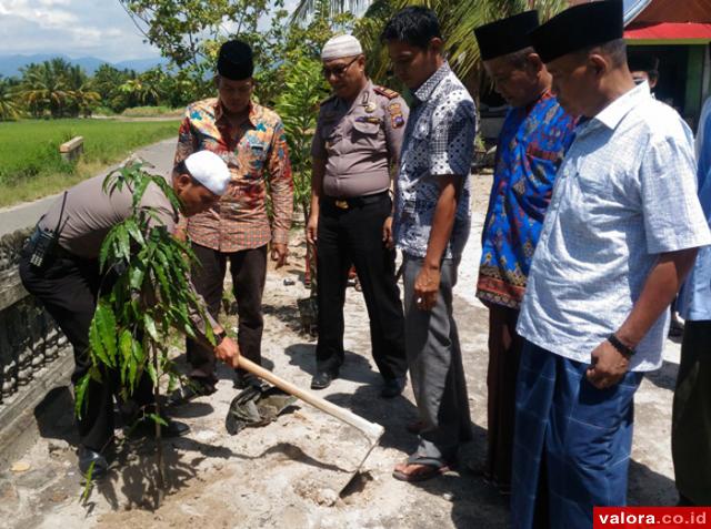 Babinkantibmas Lakukan Penghijauan di Masjid Raya Sintuak