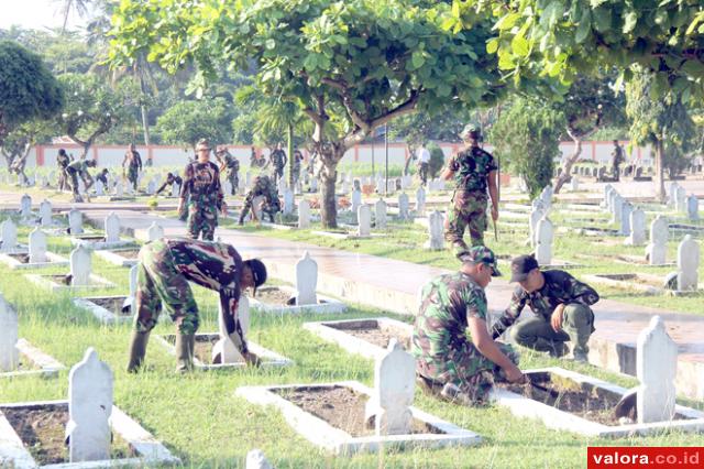 Ratusan Personel Korem 032/Wirabraja Bersihkan TMP