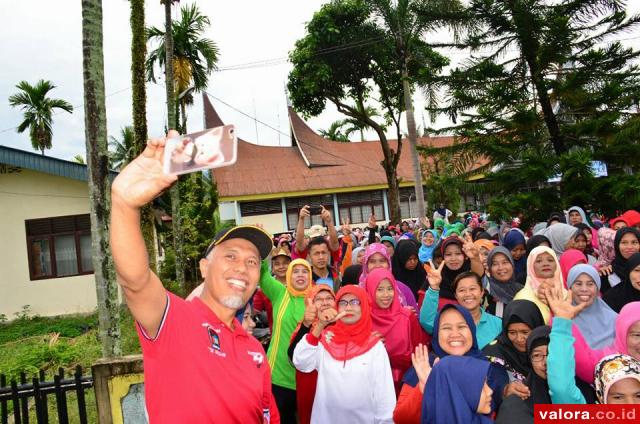 Mahyeldi Sosialisasikan PKH di Jalan Santai