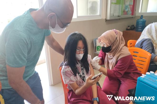 Video BTS jadi Pengalih Perhatian Saat Vaksinasi Anak di SD Majusri Padang