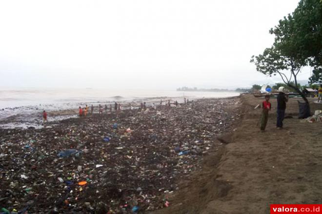 Sampah Menggunung, Pemulung Serbu Pantai Padang.