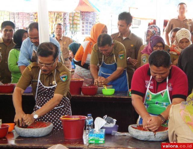 Serunya Lomba Menggiling Cabai di Festival Langkisau