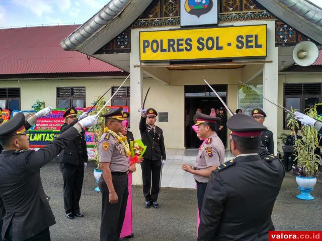 Upacara Pedang Pora Hiasi Pisah Sambut Kapolres Solsel