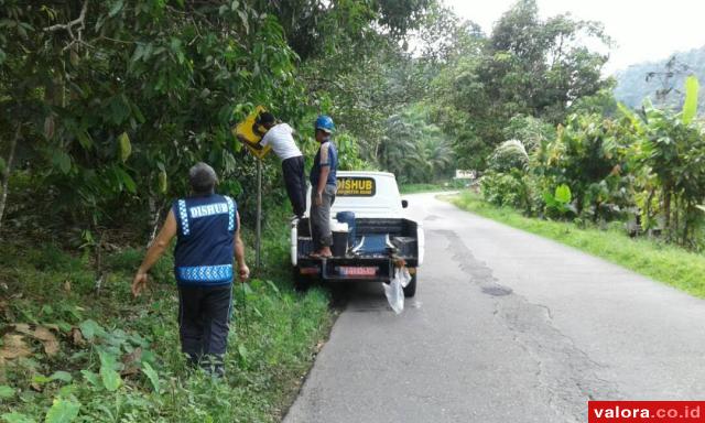 Dishub Agam Pasang Petunjuk Jalan dan Imbauan