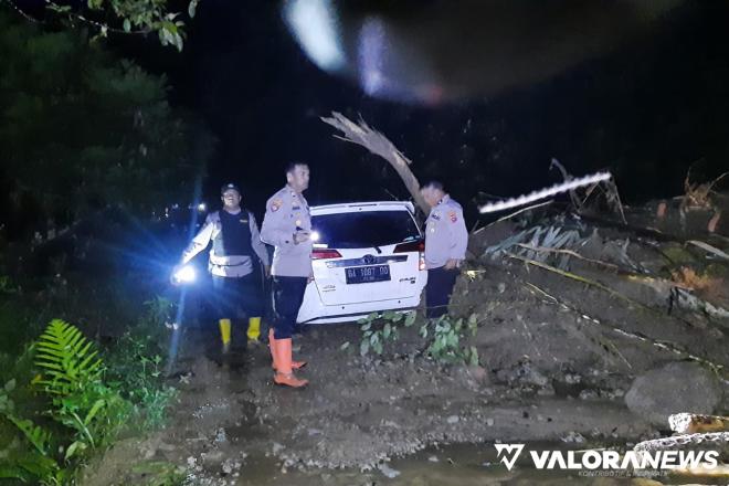Longsor di Talu, Ambulance Berikut Jenazah Ikut Terjebak