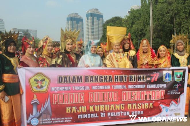 Ratusan Bundo Kanduang Minang Parade Baju Kuruang Basiba dari Bundaran HI sampai Monas