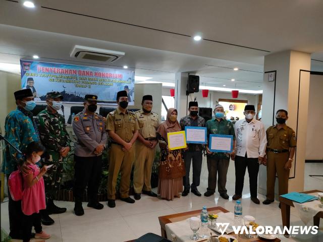 Camat Padang Selatan Serahkan Honor Guru Ngaji dan Imam Masjid