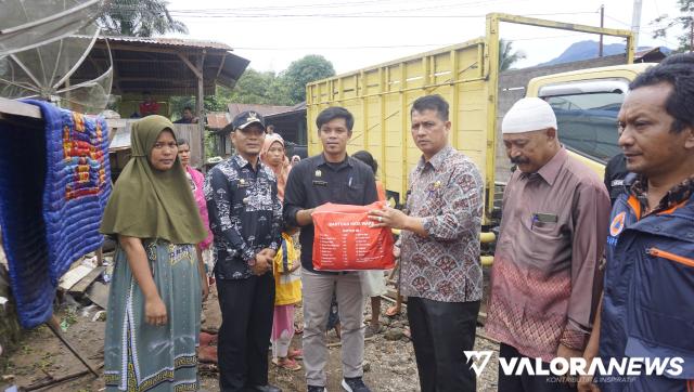 Korban Banjir Jorong Limpato Dibantu Sembako