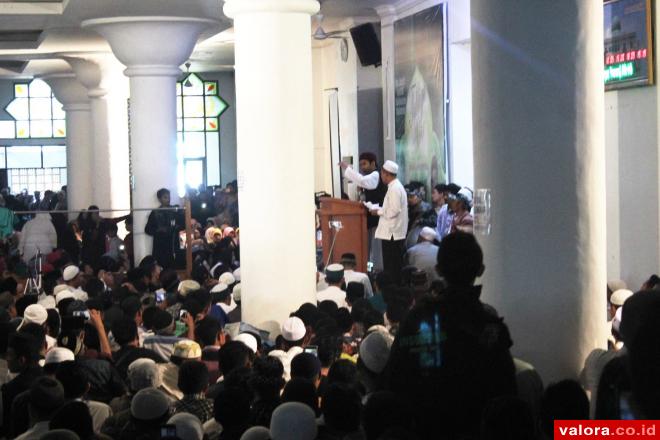 Ribuan Umat Muslim Padati Masjid Agung Nurul Iman Simak Tausyiah Ustadz Abdul Somad