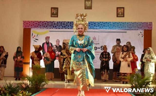 Begini Tampilan Pimpinan Organisasi Wanita Berpakaian Adat Minangkabau