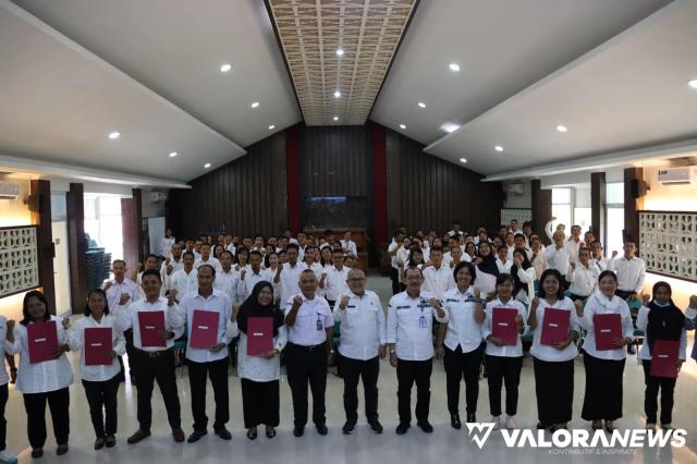 Guru Kontrak SMP Terima Surat Perjanjian Kerja, Sekda Mentawai: Jadilah Teladan