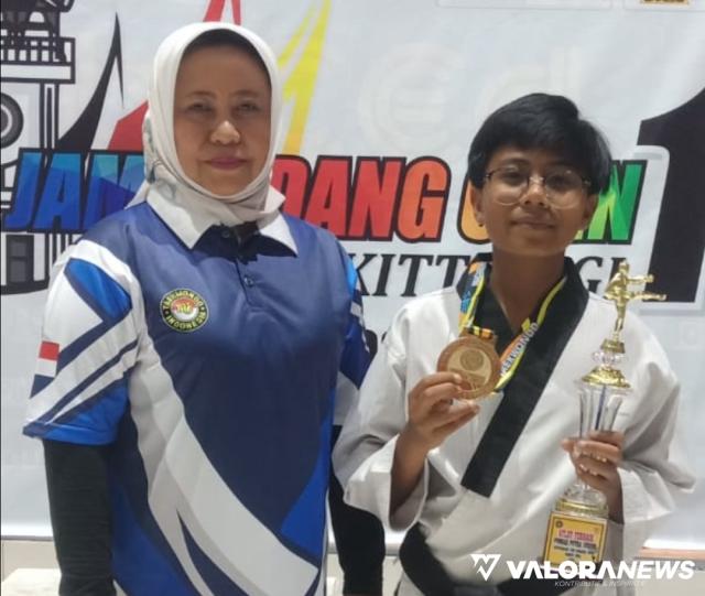 Taekwondoin SMPN 5 Bukittinggi Dinobatkan jadi Atlet Terbaik Poomsae Yunior