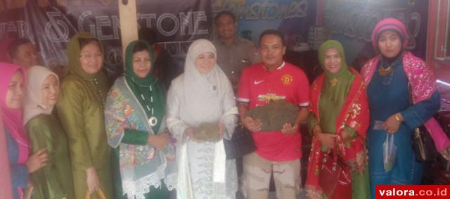 Istri Kepala BNPB dan Gubernur Borong Akik di Abyan Gemstone