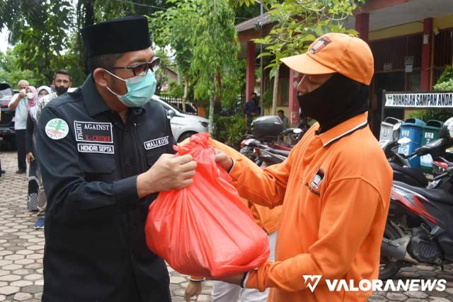Donasi Pelaku Usaha di Padang: Hendri Septa Serahkan Paket Sembako untuk Pegawai DLH