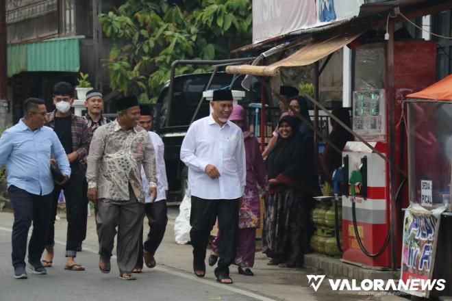 Gubernur Sumatera Barat, Mahyeldi menyapa warga saat...