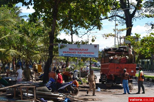 Lapak-lapak di Pantai Padang Kembali Dibongkar