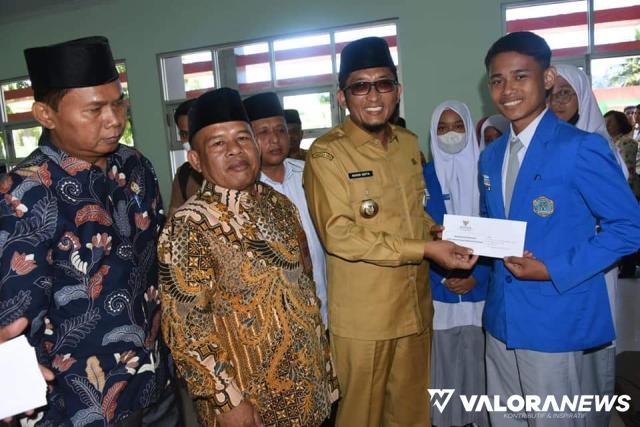 22 Siswa SMAK Padang Terima Beasiswa Baznas, Ini Harapan Wali Kota