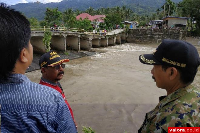 Jembatan Sungai Pangkua KPGD Nyaris Ambruk Diterjang Air Bah