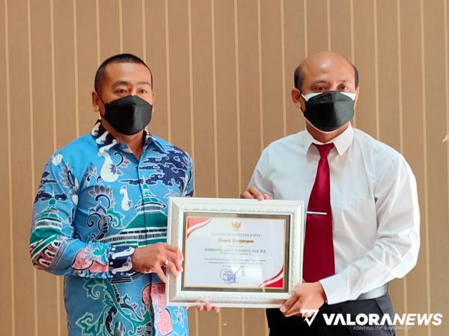 Wagub Beri Award Diresnarkoba Polda Sumbar