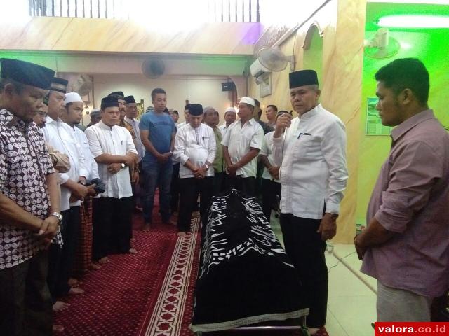 Emzalmi Lepas Jenazah Ketua LPM Lubuk Lintah ke Peristirahatan Terakhir