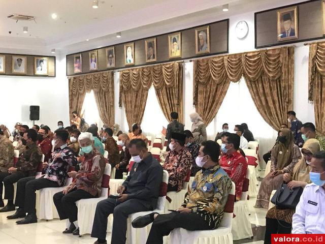 Rakor KPK dengan Kepala Daerah se-Sumbar, Wabup Mentawai Disematkan Pin Anti Gratifikasi