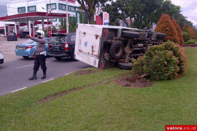 Hindari Motor Belok Mendadak di Jalur Cepat, Truk Es Kristal Rebah Kuda