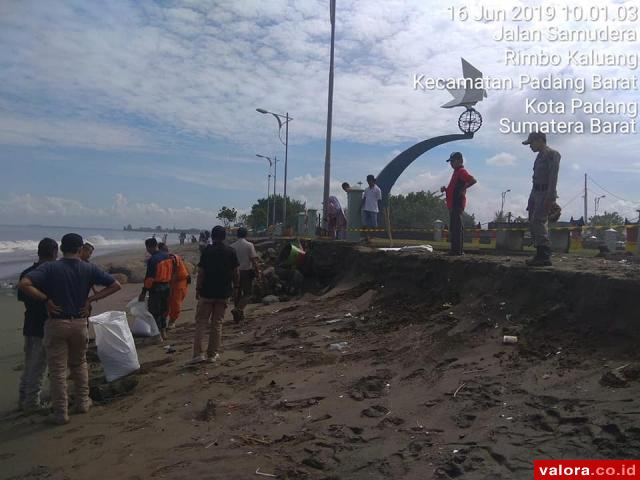 Pondasi Tugu Merpati Perdamaian Rusak Diterjang Ombak