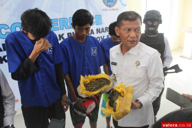 BNN Sumbar Ungkap Jaringan Pengedar Ganja Via Jasa Pengiriman