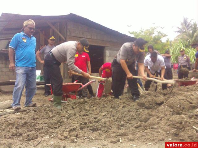 Personel Polres Solsel Bersihkan Rumah Korban Banjir