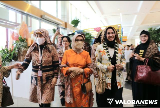 20 Busana Bernuansa Batik dan Tenun Minang di Tampilkan di Ajang Fashion Show Solok...