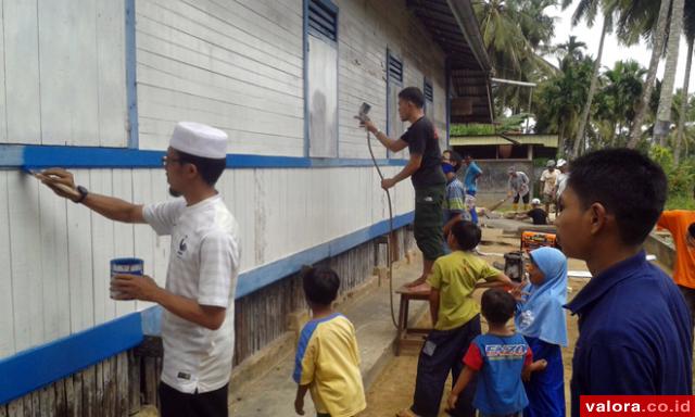 Irsyad Syafar Sponsori Program Bedah Rumah Ibadah PKS Payakumbuh