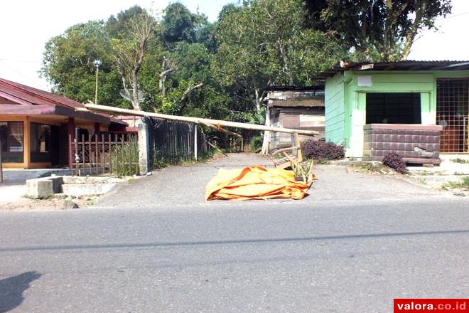 Penuh Sampah, Warga Blokir Jalan