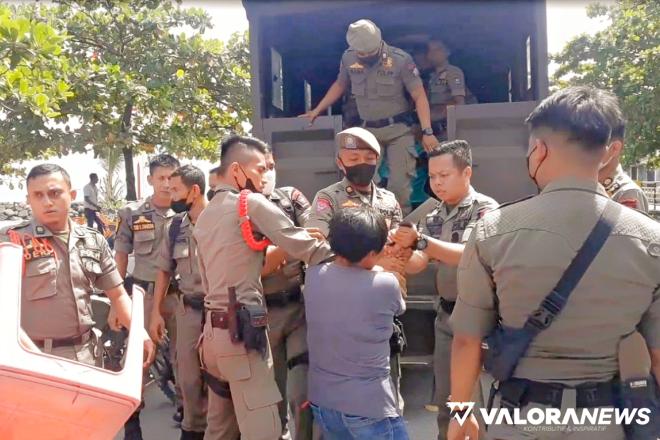 Personel Satpol PP Diburu Emak-emak PKL dengan Sebilah Golok hingga Dilaporkan ke Polisi