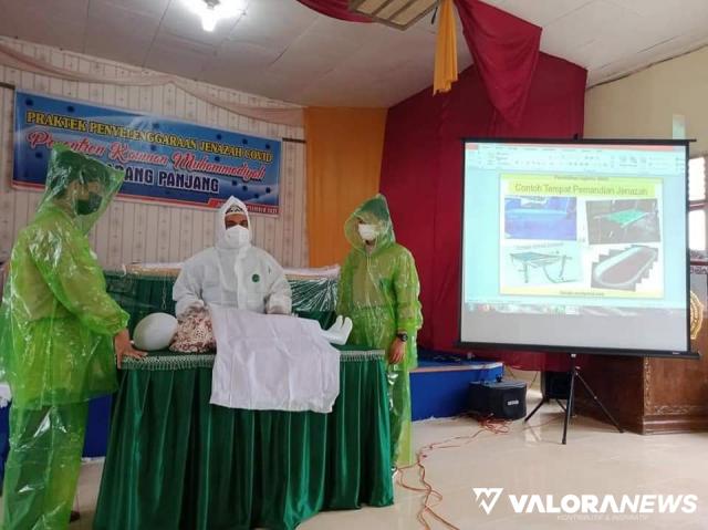 Santri PontrenMu Kauman Dilatih Selenggarakan Jenazah Covid19