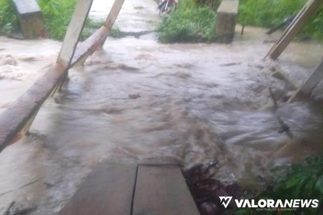 Jembatan di Dusun Mapaddegat Ambruk Dihondoh Banjir
