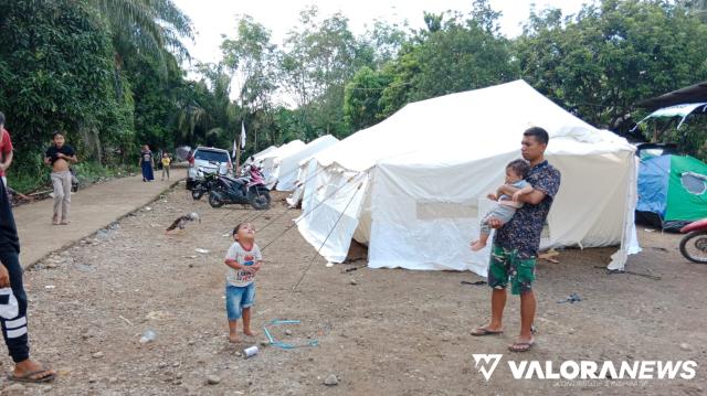 Pengungsi Gempa di Pasa Lamo Kekurangan Air Bersih dan Listrik yang Padam