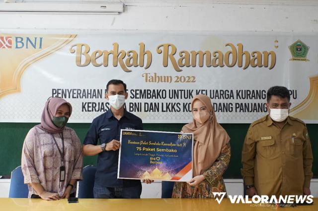 BNI Salurkan 75 Paket Sembako Melalui LKKS Padang Panjang