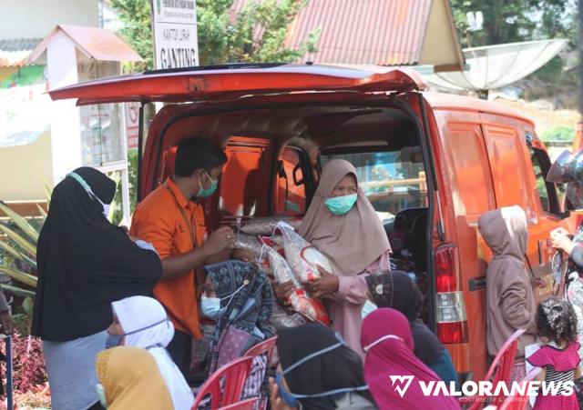 Warga Pasar Usang dan Ganting Terdampak PPKM Terima Bantuan Beras