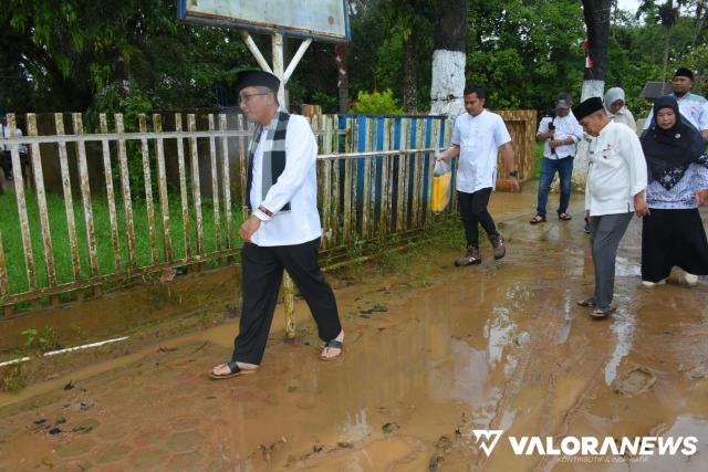 Hendri Septa Tinjau Daerah Langganan Banjir di Kelurahan Gunung Sarik