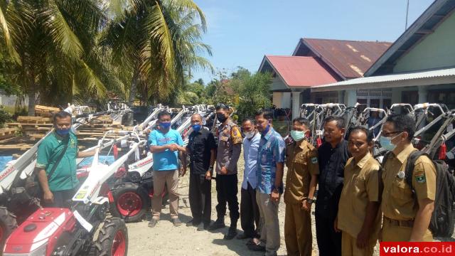 Nurnas Serahkan Alsintan untuk 37 Keltan dari 11 Nagari di Padangpariaman