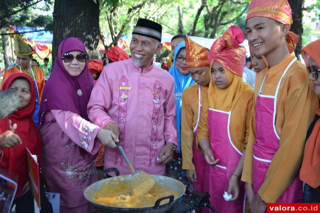 Peserta HKG PKK Nasional Diajari Memasak Rendang