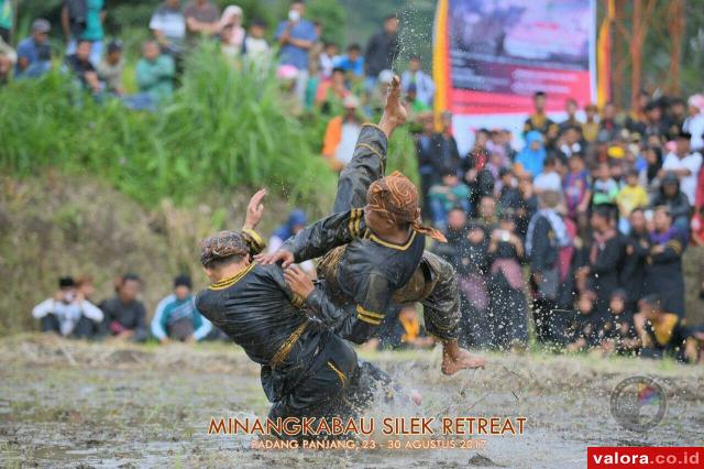 Pakaian Galembong Dikenalkan ke Pesilat Mancanegara