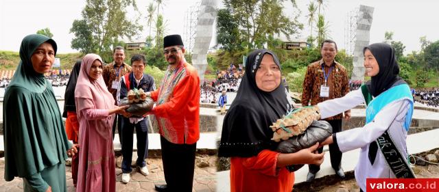 Mahasiswa Baru IAIN Batusangkar Bagikan 70 Paket Sambako untuk Warga Tak Mampu